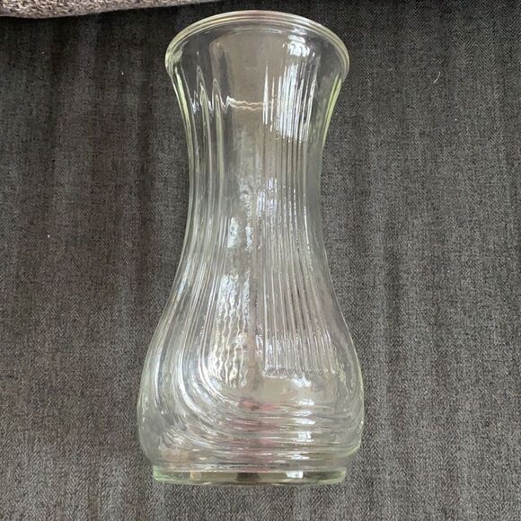 Vintage Gorgeous clear ribbed vase for your home, or office - Picture 5 of 6